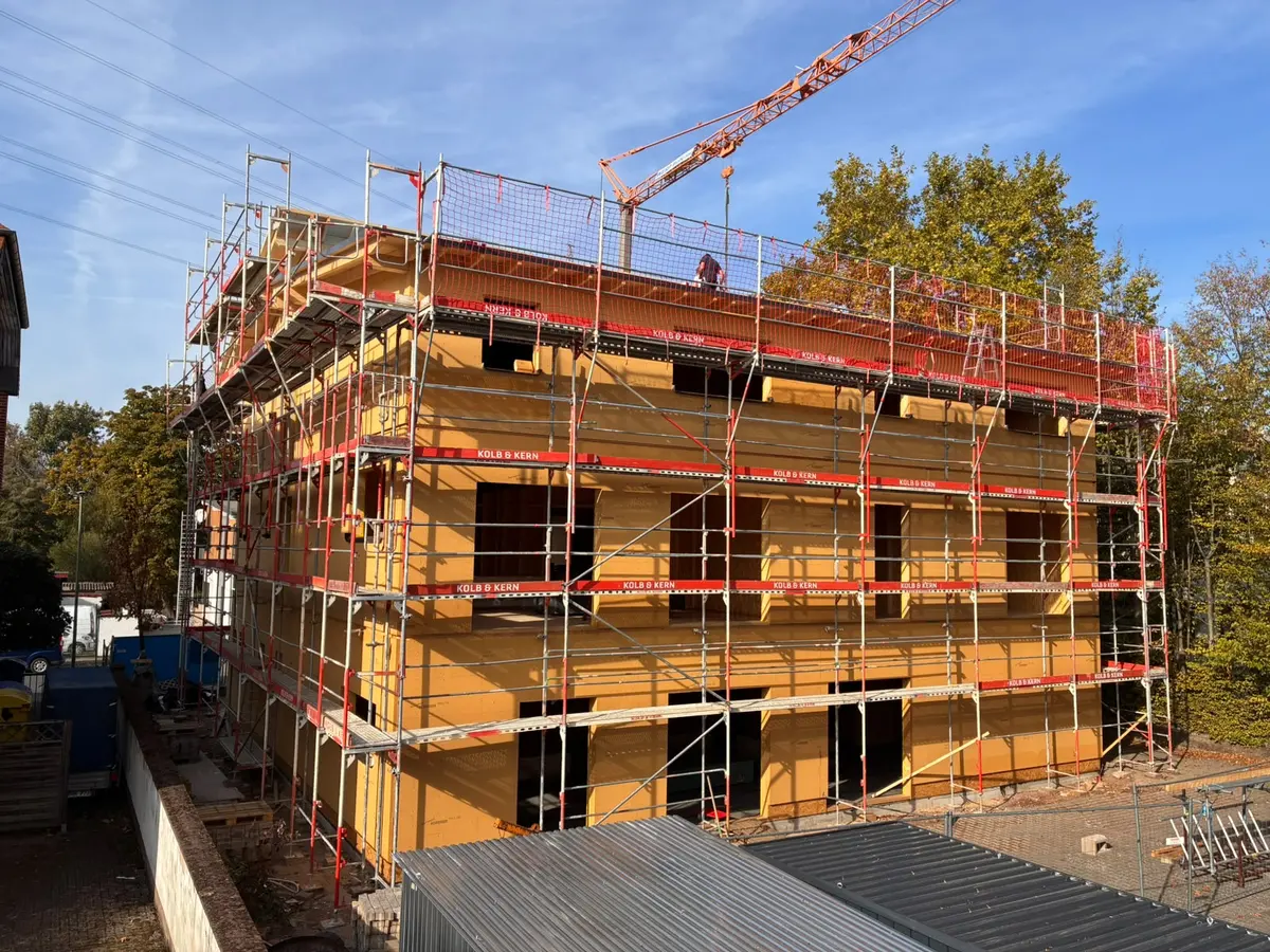 Der Rohbau von der Ecke Lise-Meitner-Straße, mit Kran