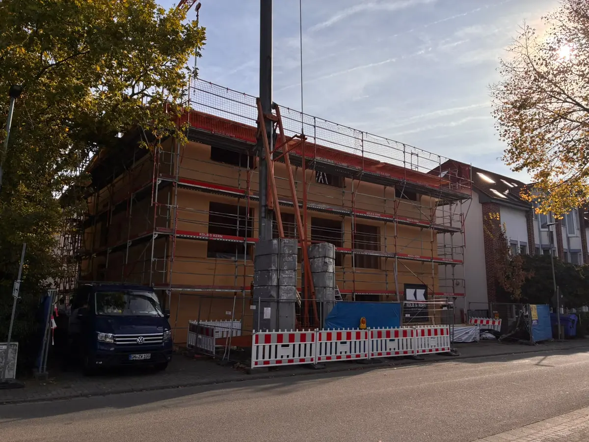 Der Rohbau von der Straßenecke, mit Nachbargebäude