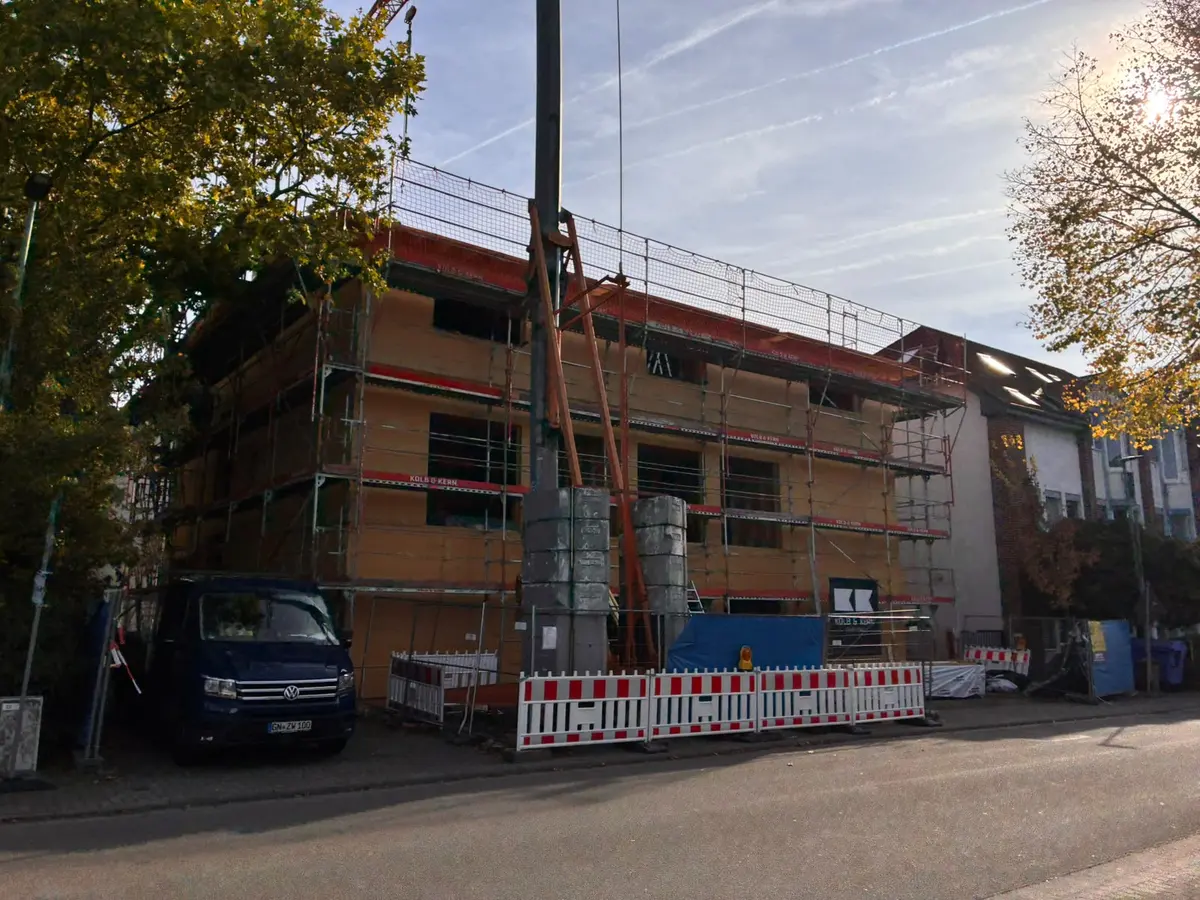 Der Rohbau von der Straße, Blick entlang der Fassade